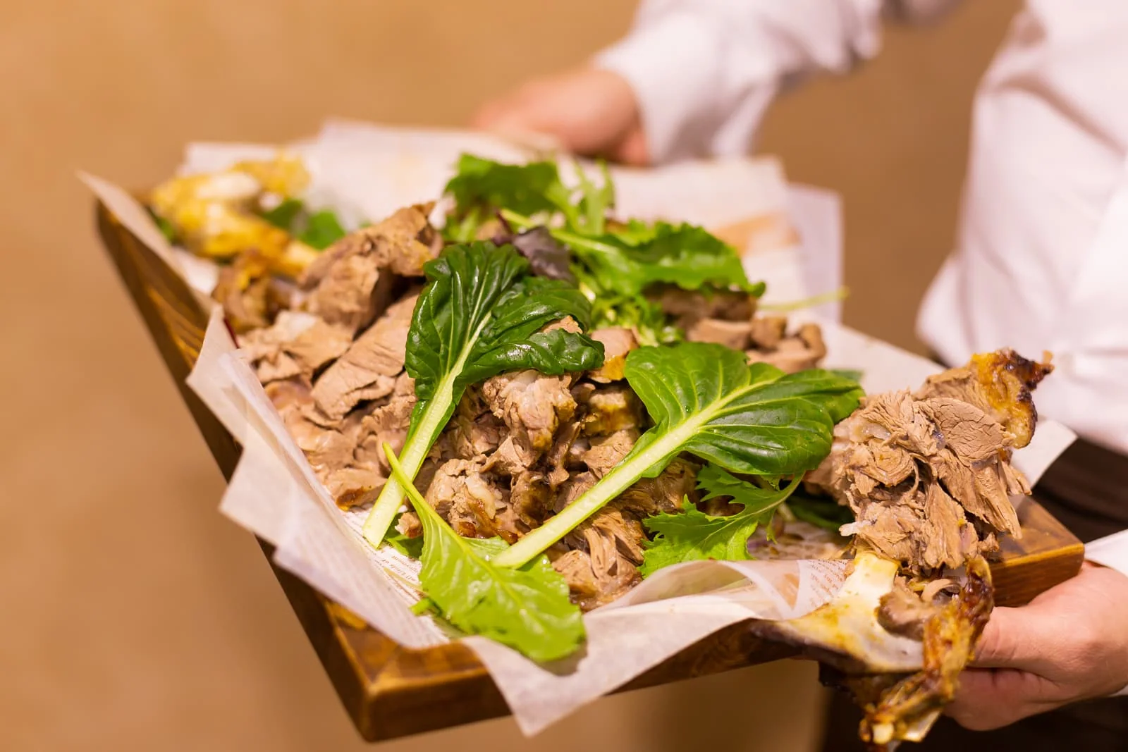 Мясные блюда на столе ресторана